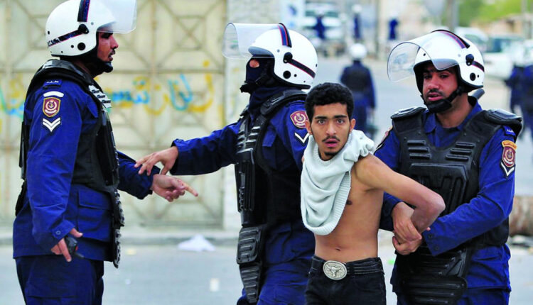 الأمن في البحرين اعتدى بعنف على السجناء العزل