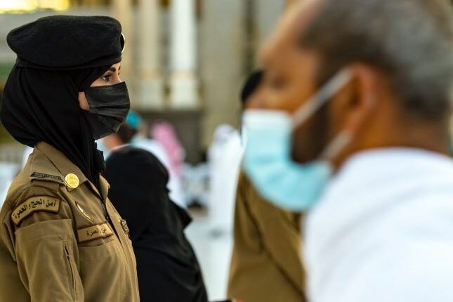 إشادة السديس جاءت بعد يومين من نشر الحسناوات بجوار الكعبة