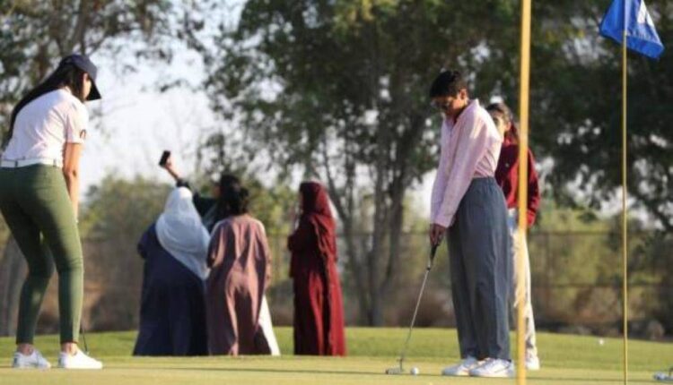 نساء يلعبن الغولف في السعودية