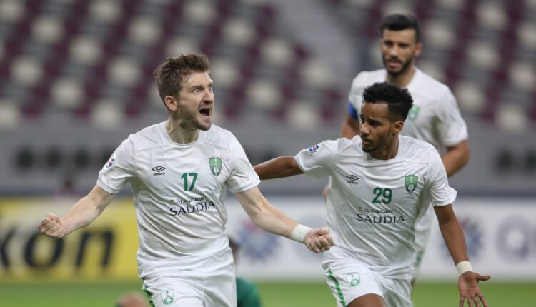 لاعبو الأهلي يحتفلون بهدفهم