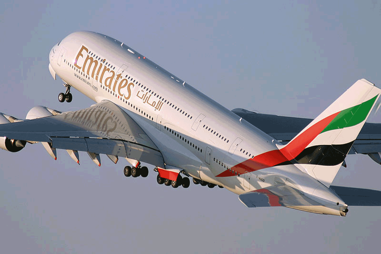 طائرة مقلعة لشركة طيران الإمارات