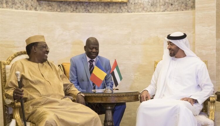 الرئيس المغدور يجلس مع قاتله (أحد حكام الإمارات)