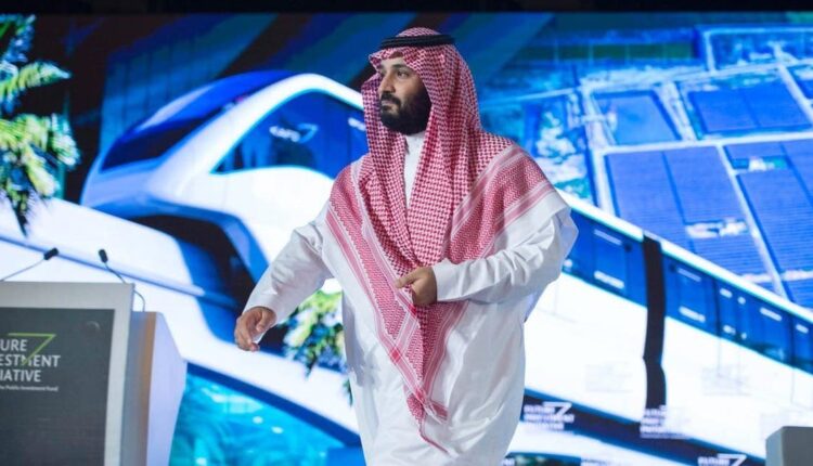 ابن سلمان خلال اعلانه مشروع ذا لاين في نيوم