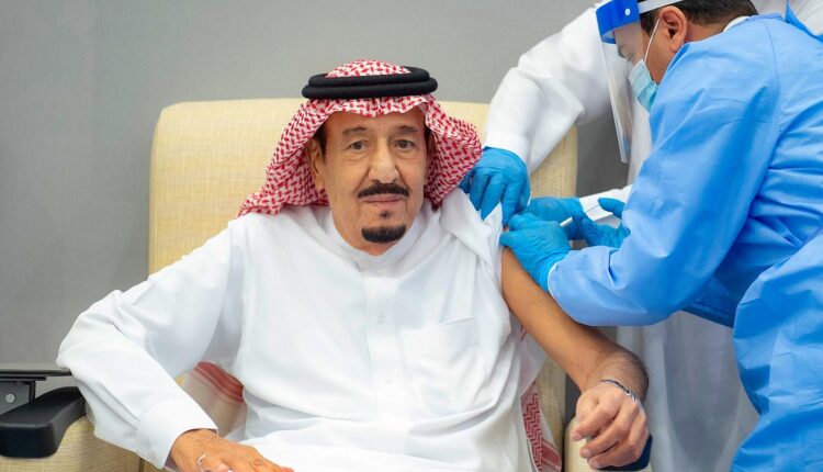 عاهل السعودية خلال تلقيه لقاح كورونا