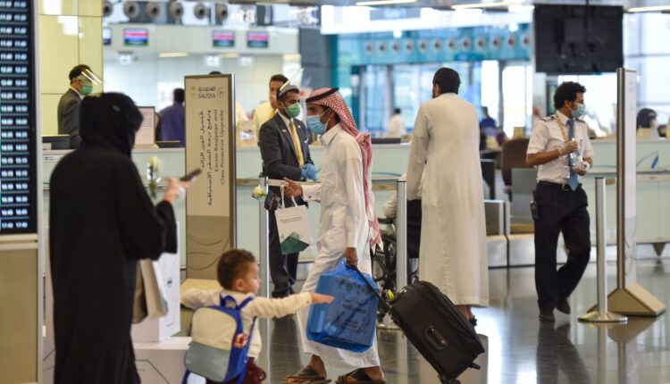 السعودية تسمح بالسفر في ظل تسجيلها أرقاما عالية بإصابات كورونا