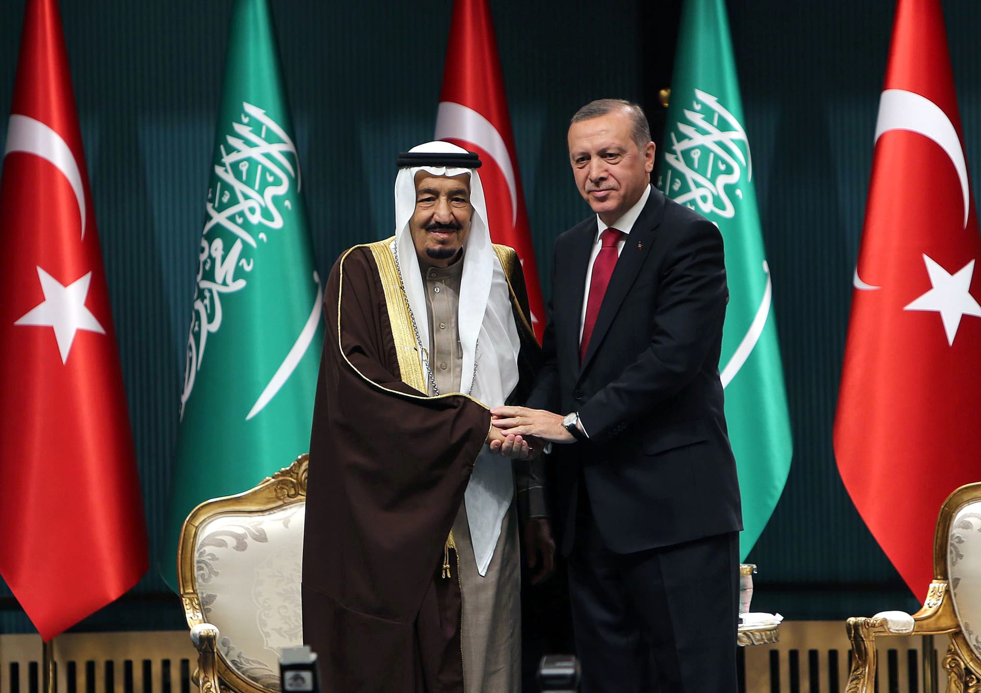 أردوغان وعاهل السعودية خلال لقاء سابق
