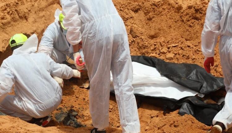 إخراج ضحايا مجازر جماعية ارتكبتها مليشيا الإمارات بليبيا