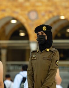 شرطة نسائية بجوار الكعبة