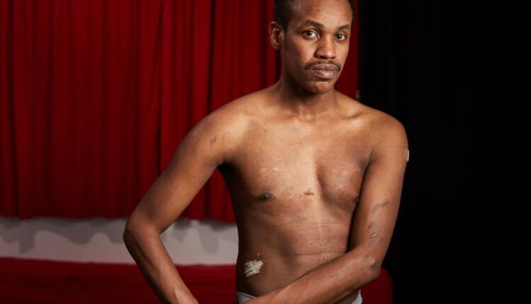 المواطن البريطاني الذي تعرض للاعتداء من مسؤولين كبار بالإمارات