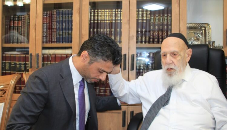 سفير الإمارات يتلقى البركة من حاخام متطرف