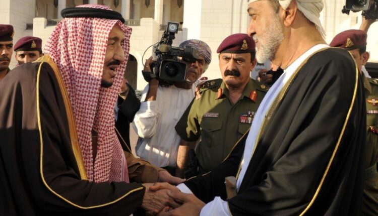 عمان تنضم بقوة لجهود وقف حرب اليمن لإنقاذ السعودية.. وفد رفيع يصل صنعاء