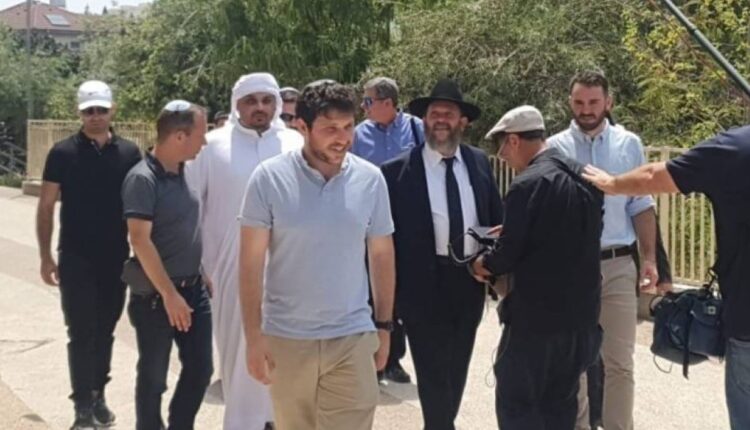 وفد من الإمارات يزور كنيس يهودي بمستوطنة برام الله ويقدم دعم مالي سخي