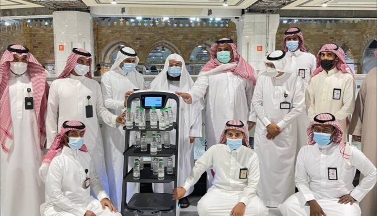 طريقة جديدة لتوزيع عبوات مياه زمزم في الحرمين الشريفين