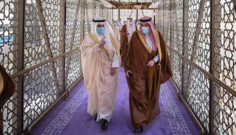 ماذا وراء الزيارات المتتالية لكبار المسؤولين في الكويت إلى السعودية؟