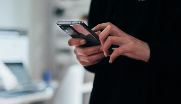 ماذا حكمت السعودية على زوج تنصت على هاتف زوجته؟