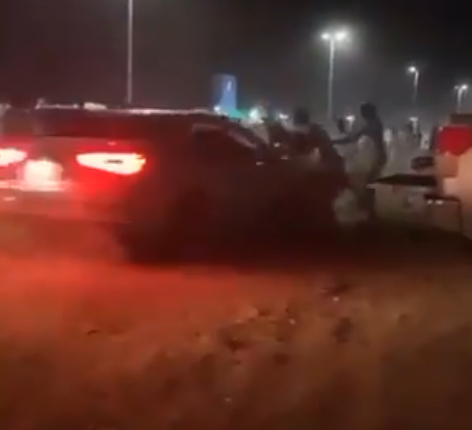 شاهد | ضرب بالعصي والآلات الحادة ودهس بمشاجرة جماعية عنيفة في السعودية