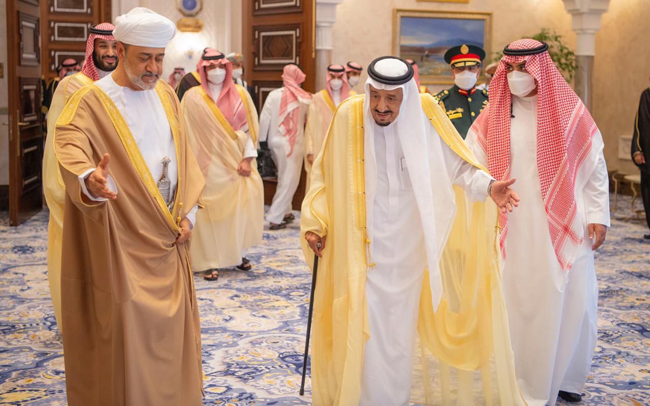 السعودية تعول كثيرا على عمان لإنقاذها من مستنقع اليمن