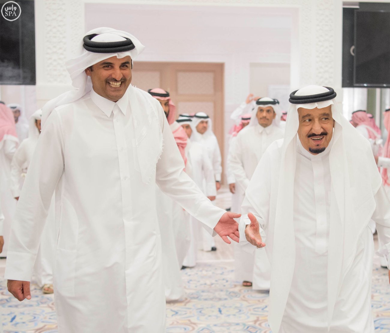 أمير قطر يبادر ويهاتف الملك سلمان وولي العهد مهنئا بحلول عيد الأضحى