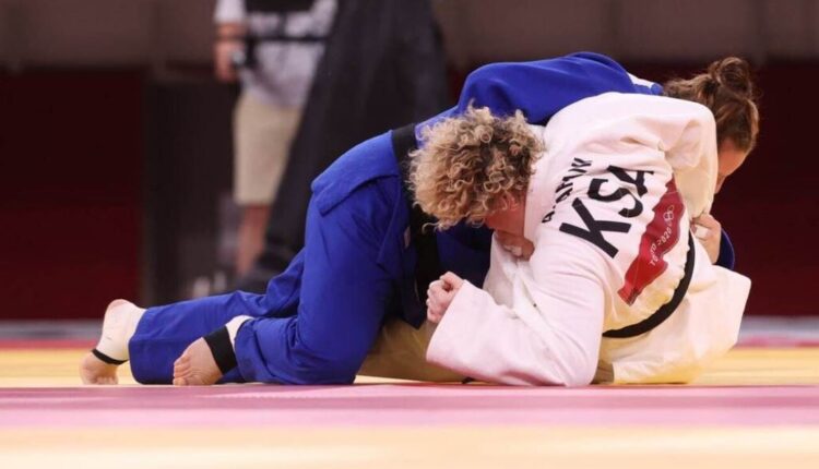 لاعبة الجودو السعودية تهاني القحطاني في النزال صباح اليوم