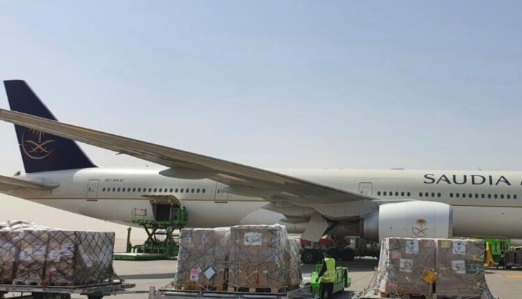 السعودية تطلق جسرا جويا إنسانيا مع تونس.. الإمارات تمتنع عن تقديم أي مساعدة