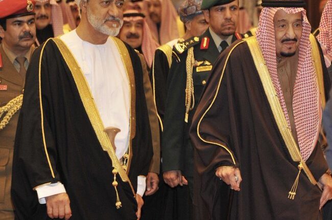 سلطان عمان يصل السعودية بزيارة تاريخية