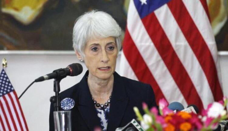 نائبة وزير الخارجية الأميركي في عمان الأسبوع المقبل لهذا السبب مسقط- خليج 24| من المقرر أن تزور نائبة وزير الخارجية الأميركي ويندي شيرمان سلطنة عمان الأسبوع المقبل. وجاء الإعلان عن زيارة شيرمان إلى عمان الأسبوع المقبل من قبل وزارة الخارجية في بيان رسمي لها اليوم الأربعاء. وأوضحت الخارجية في بيانها أن شيرمان ستزور أيضا سلطنة عمان في 27 يوليو الحالي. ولفتت إلى أنها ستلتقي مع وكيل وزارة الخارجية للشؤون الدبلوماسية في سلطنة عمان الشيخ خليفة الحارثي. وبينت أن هدف الزيارة هو مناقشة تعزيز السلام والأمن بالمنطقة، والتعبير عن الالتزام المشترك بتعزيز العلاقات الثنائية بين البلدين. وعززت مسقط مؤخرا من جهودها بهدف التوصل إلى حل للازمة اليمنية ومحاولة إنقاذ المملكة العربية السعودية من مستنقع هذه الحرب. ويوم الإثنين الماضي، أجرى سلطان عمان هيثم بن طارق اتصالا هاتفيا بولي عهد السعودية محمد بن سلمان. وجاء اتصال السلطان هيثم بعد يوم واحد من اتصال أجراه بوالده الملك سلمان بن عبد العزيز آل سعود. وذكرت وزارة الخارجية السعودية أن سلطان عمان هنأ الأمير محمد بن سلمان بحلول عيد الأضحى المبارك. كما عبر خلال الاتصال عن “الشكر والتقدير لولي العهد السعودي، على ما وجده من حفاوة وحسن استقبال خلال زيارته الأخيرة للمملكة”. في حين قدم الأمير محمد بن سلمان، الشكر لسلطان عمان على مشاعره الأخوية النبيلة، متبادلا معه التهنئة بحلول العيد. ولم تذكر الوزارة مزيدا من التفاصيل حول الاتصال الهاتفي الذي جاء بعد يوم واحد من اتصال مماثل مع الملك سلمان. ويأتي اتصال السلطان هيثم بالعاهل السعودي وولي عهده بعد أيام من الزيارة “التاريخية” له إلى المملكة لمدة يومين. وتضطلع عمان بشكل قوي مؤخرا وبتفويض من السعودية بملف حرب اليمن التي تورطت بها الرياض. وكانت مصادر سعودية مطلعة كشفت عن الملف الذي سيكون على رأس الملفات التي سيبحثها الملك سلمان بن عبد العزيز آل سعود مع سلطان عمان هيثم بن طارق. وأكدت المصادر ل”خليج 24″ أن ملف اليمن سيكون على رأس الملفات التي ستبحث خلال المباحثات. وكشفت أن السعودية ستعطي سلطنة عمان هامشا أكبر من العمل في ملف اليمن على حساب دولة الإمارات العربية المتحدة. وتسعى السعودية لتعزيز حضور وعمل سلطنة عمان في المناطق اليمنية وإعطائها مساحة للتحرك هناك.