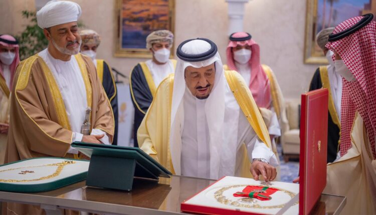 العاهل السعودي الملك سلمان يتبادل مع سلطان عمان هيثم بن طارق أرفع الأوسمة