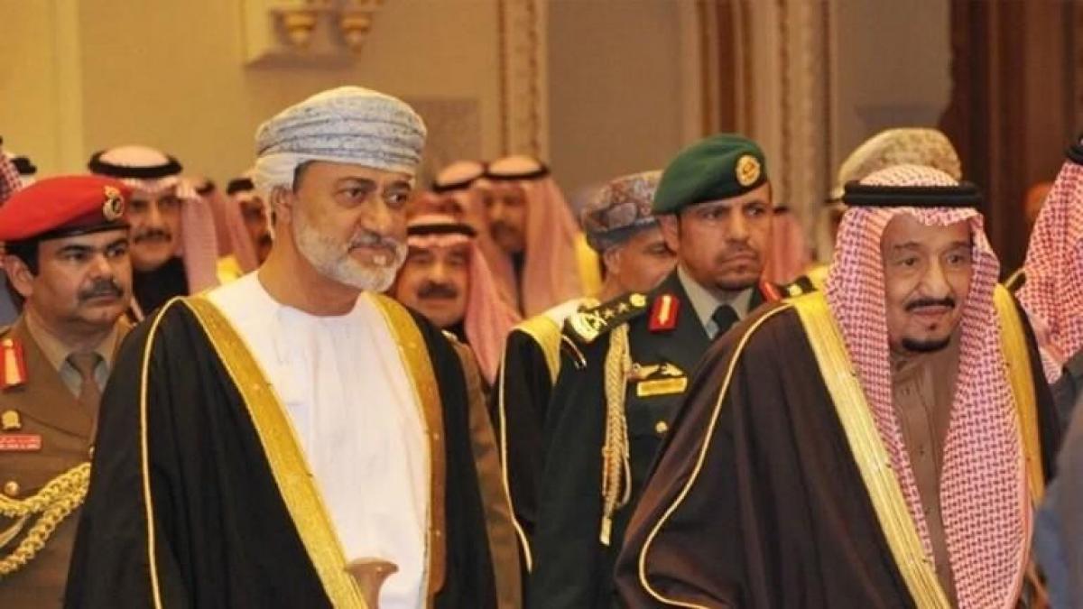 سلطان عمان خلال لقاء سابق مع الملك سلمان