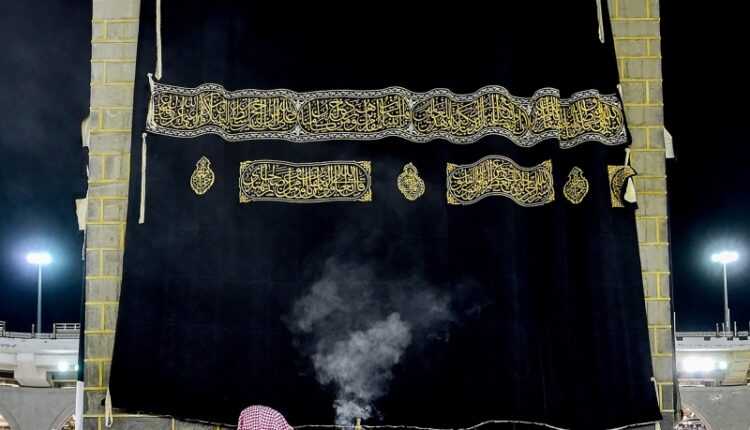 بالصور| الكعبة تكتسي حلة جديدة.. وطلائع الحجاج يتوافدون لعرفات