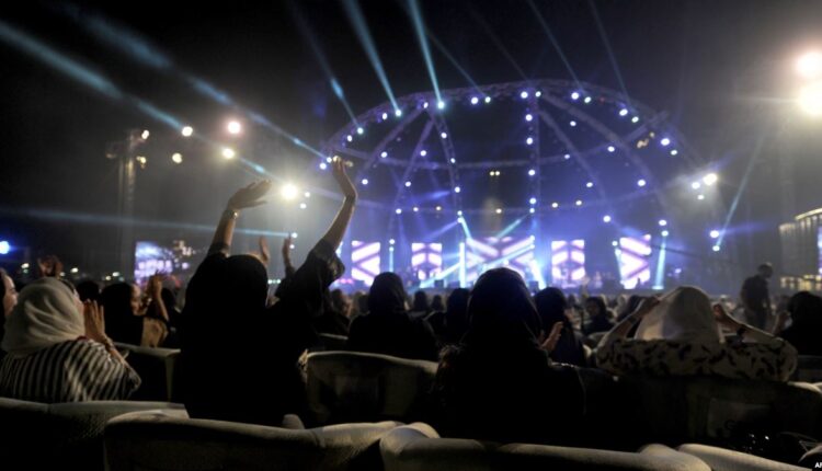 بلومبيرغ: السعوديون يتساءلون عما إذا كانوا لا يزالون يعيشون بدولة إسلامية