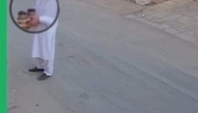 شاهد| فيديو صادم لعامل توصيل وجبات غذائية في السعودية يبصق بالقهوة