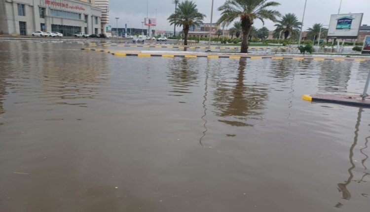 شوارع السعودية تغرق بمياه الأمطار لفشل الحكومة بالقيام بواجباتها