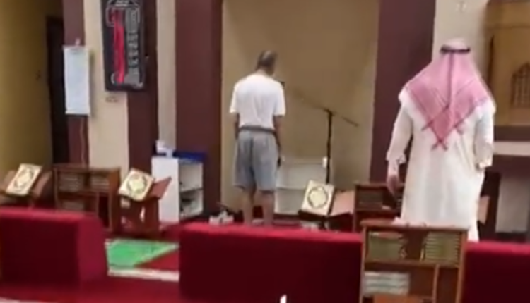 الكويت.. مؤذن يرفع الأذان وهو يرتدي شورت