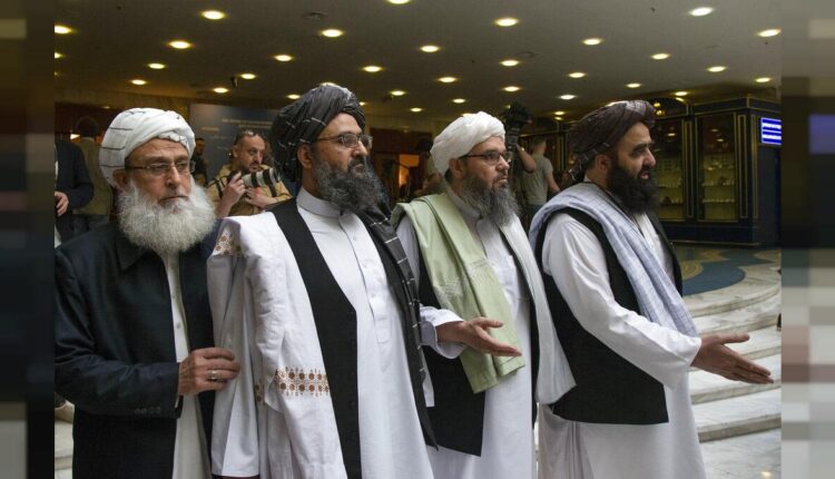 مستشار ابن زايد يسخر من قادة طالبان.. هذا ما كتبه على غفوة أحدهم بسبب الإرهاق