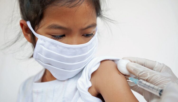 التعليم والصحة بالسعودية تشترطان تلقي لقاح كورونا للعودة إلى المدارس