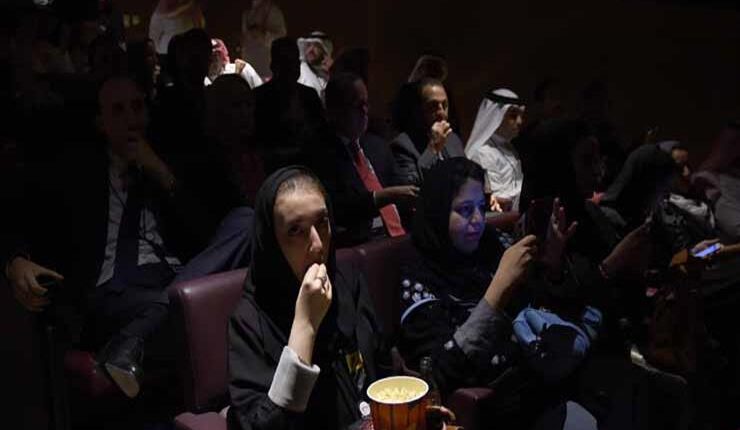 ابن سلمان يواصل بناء المزيد من دور السينما بالسعودية.. وهذا عددها بحلول 2022