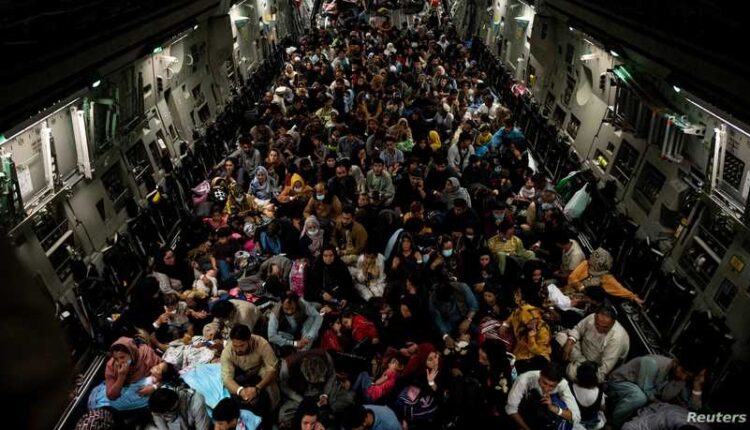 الجيش الأمريكي يصدر توضيحا حول صورة الطائرة المكتظة التي حطت بدولة خليجية