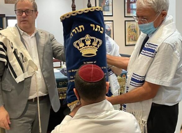 بالصور| مستشار ملك البحرين يحتفل بأول صلاة يهودية: لحظة تاريخية