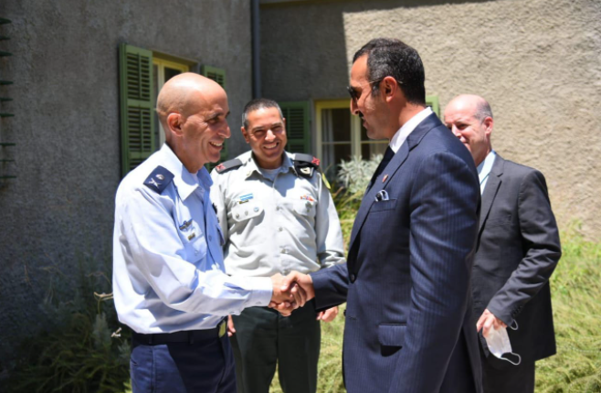 أول لقاء علني.. مسؤول بحريني رفيع يجتمع بضباط كبار في الجيش الإسرائيلي