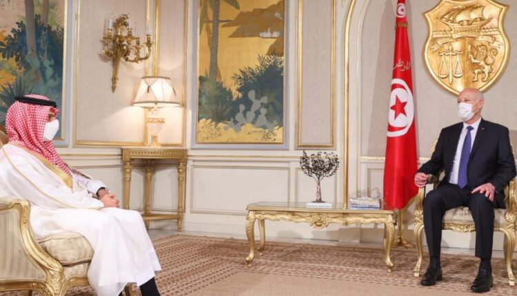 أمر بإرسال مساعدات طبية.. الملك سلمان يهاتف قيس سعيد ويؤكد دعم انقلاب تونس