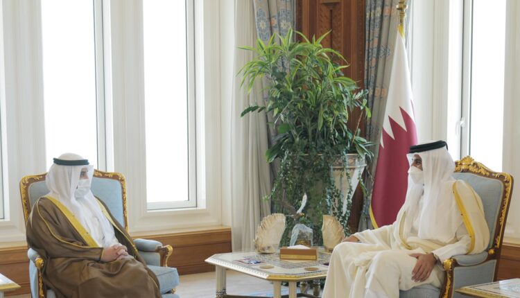 بزيارة غير معلنة.. أمير قطر يستقبل وزير خارجية الكويت.. هذا ما بحثاه