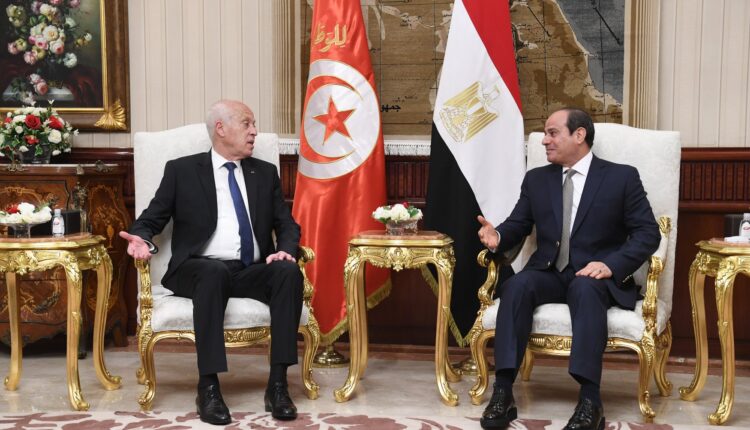 أوفد وزير خارجيته لتونس