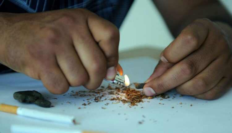 جرأة بتحدي الأمن.. سعودي يدعو بمقطع فيديو لتعاطي وتجربة المخدرات