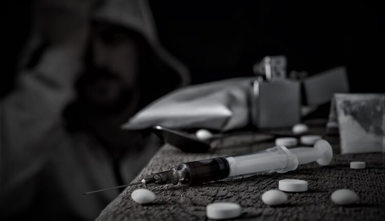 جديد المخدرات بالسعودية.. متعاطي يتباهى بمقاطع فيديو على مواقع التواصل الاجتماعي