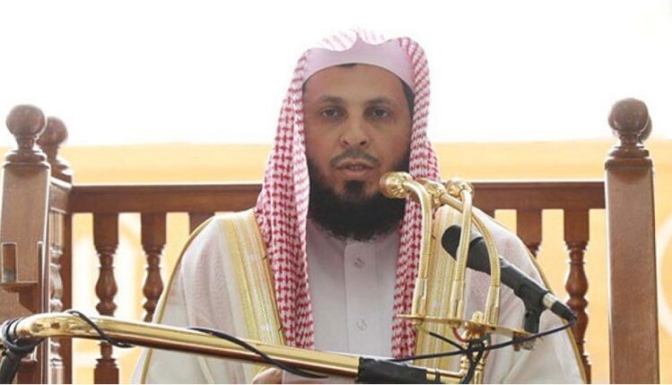 السعودية تواصل اعتقال إمام وخطيب الحرم المكي بسبب خطبة جمعة عن المنكرات
