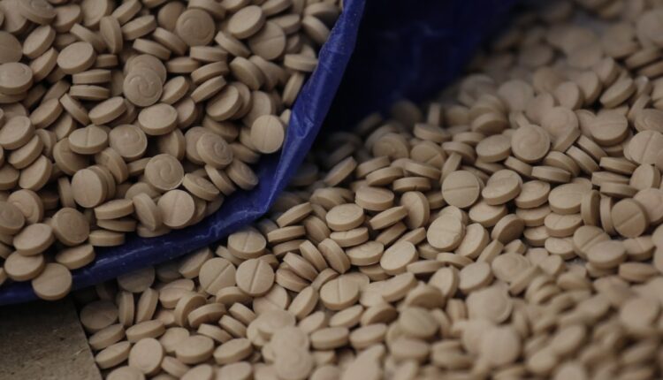 شاهد| السعودية تحبط محاولة تهريب إرسالية كبيرة من الحبوب المخدرة.. هذه تفاصيلها