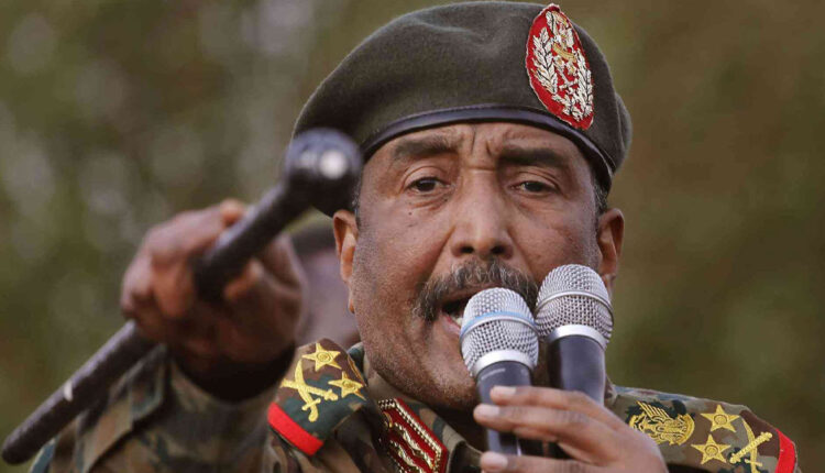 انقلاب في السودان.. رجل الإمارات والسعودية يحل مجلس السيادة والوزراء وفرض حالة الطوارئ