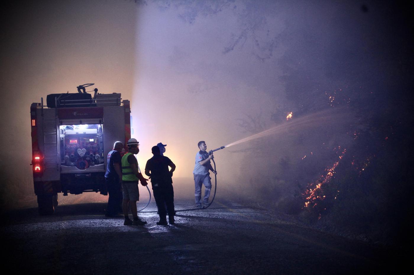 رجال الإطفاء يكافحون لإخماد الحرائق في تركيا