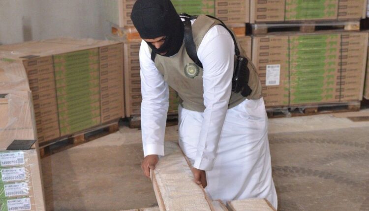 السعودية.. لن تصدق ماذا فعل مهرب لإخفاء المخدرات التي بحوزته بعد ضبطه