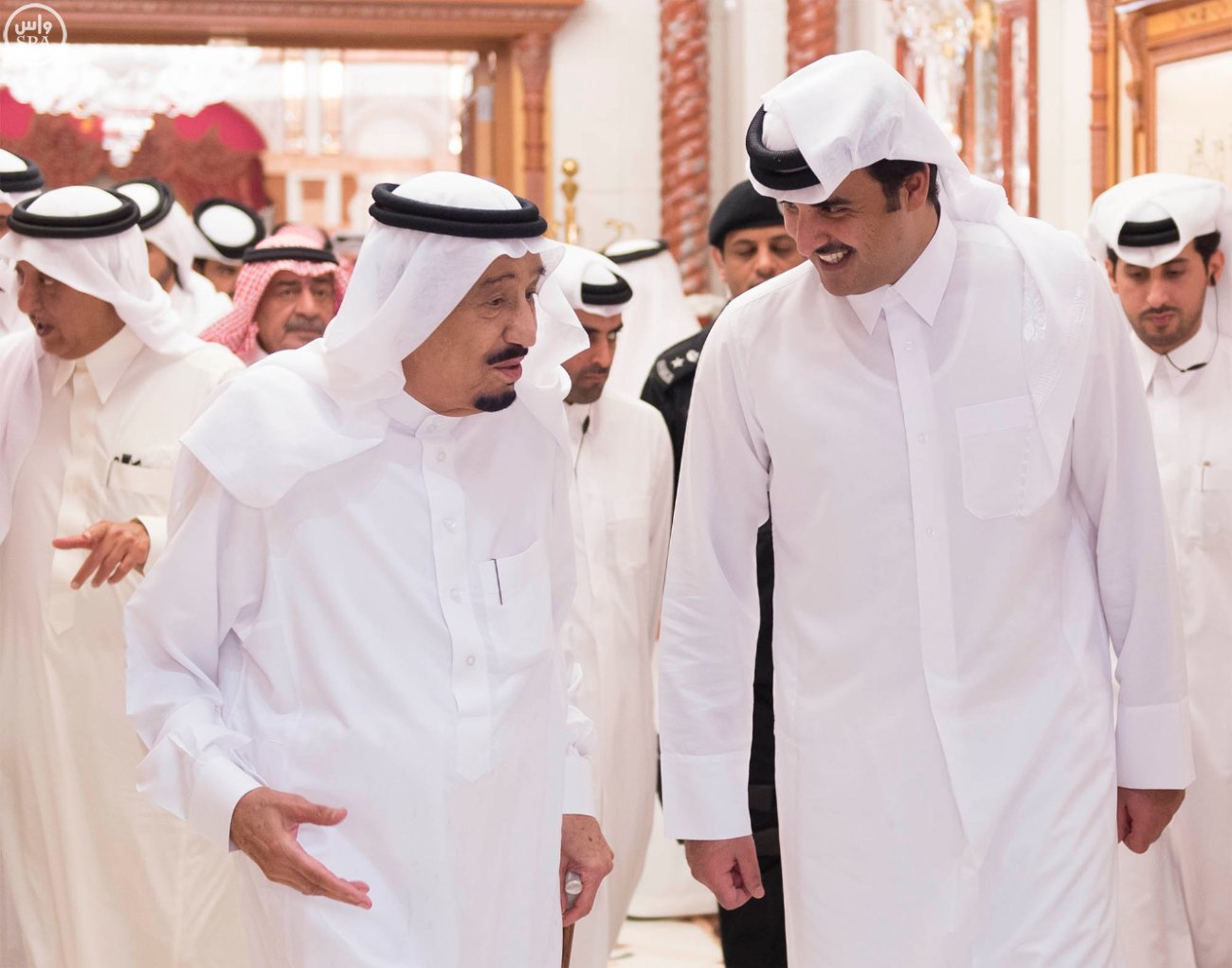 قبيل أيام من القمة الخليجية.. رسالة خطية من أمير قطر للملك سلمان